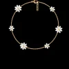 Bransoletka Flowers na łańcuszku z niezapominajkami z masy perłowej pozłacana^Lilou Fashion