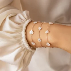 Bransoletka Flowers na łańcuszku z niezapominajkami z masy perłowej różowe pozłocenie^Lilou Hot