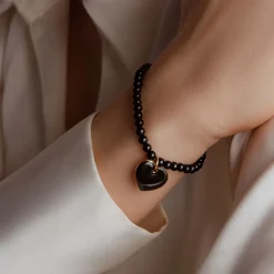 Bransoletka Hebe z pozłacanym sercem z czarną emalią 1,5 cm^Lilou Fashion