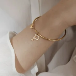Bransoletka Penelope z pozłacaną literką P z cyrkoniami^Lilou Outlet