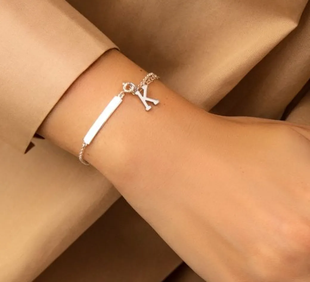 Bransoletka z blaszką i posrebrzaną literką K^Lilou Fashion