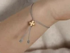 Bransoletka z Clover Lock ze złota próby 585 na cienkim jasnoszarym sznurku^Lilou Online