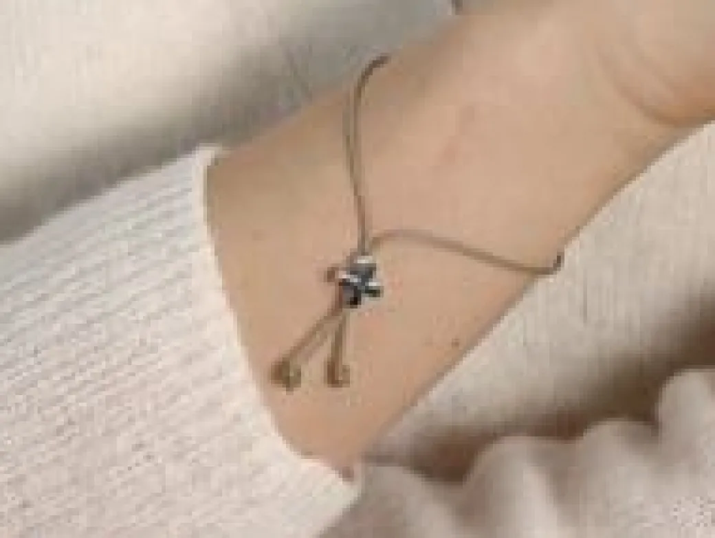 Bransoletka z Clover Lock z białego złota próby 585 na cienkim sznurku w kolorze jasnego cappuccino^Lilou Hot