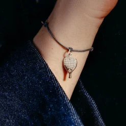 Bransoletka z posrebrzaną zawieszką Rakieta do Padla 1,8 cm na cienkim szarym sznurku^Lilou Clearance