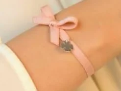 Bransoletka z posrebrzaną koniczynką na pudroworóżowej wstążce^Lilou Sale