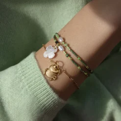 Bransoletka z zielonymi japońskimi koralikami Miyuki z koniczynką  z masy perłowej^Lilou Fashion