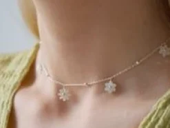 Choker Flowers posrebrzany z niezapominajkami z masy perłowej^Lilou Discount