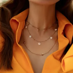 Choker Flowers pozłacany z niezapominajkami z masy perłowej^Lilou Hot