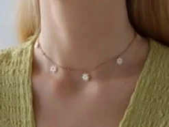 Choker Flowers pozłacany z niezapominajkami z masy perłowej^Lilou Hot