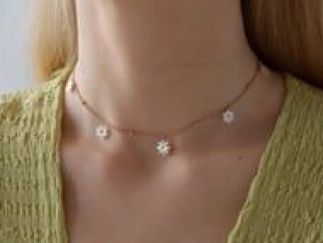 Choker Flowers pozłacany z niezapominajkami z masy perłowej^Lilou Hot
