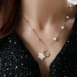 Choker z perłami z gwiazdką z masy perłowej i medalikiem^Lilou Outlet