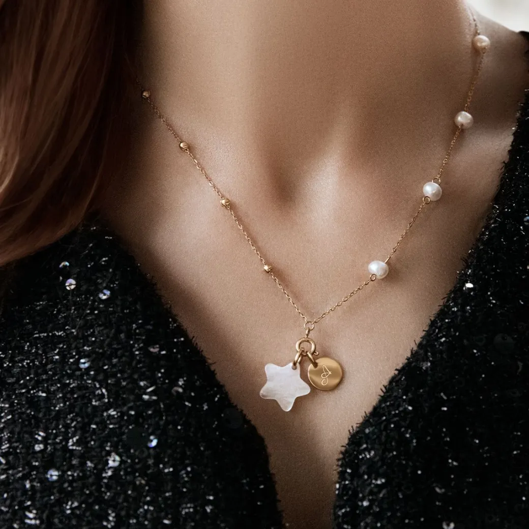 Choker z perłami z gwiazdką z masy perłowej i medalikiem^Lilou Outlet