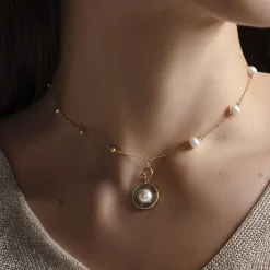 Choker z perłami z zawieszką z białą perłą no.1 pozłacany^Lilou Fashion