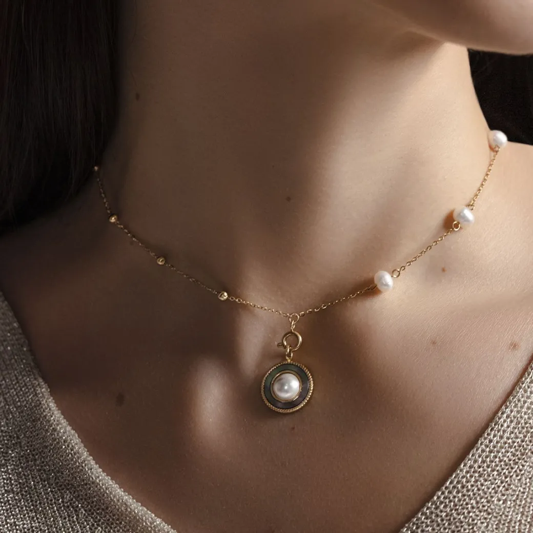 Choker z perłami z zawieszką z białą perłą no.1 pozłacany^Lilou Fashion