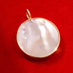 Medalik z masy perłowej 1,5 cm w złotej ramce^Lilou Discount
