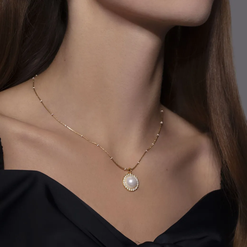 Naszyjnik Cosmos z białą perłą no.2 na łańcuszku Sublime z emalią pozłacany^Lilou Fashion