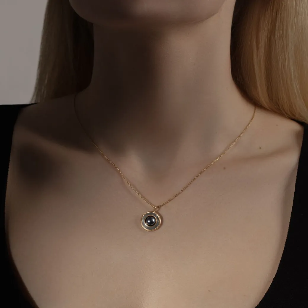 Naszyjnik Cosmos z szarą perłą no.1 na cienkim klasycznym łańcuszku pozłacany^Lilou Fashion
