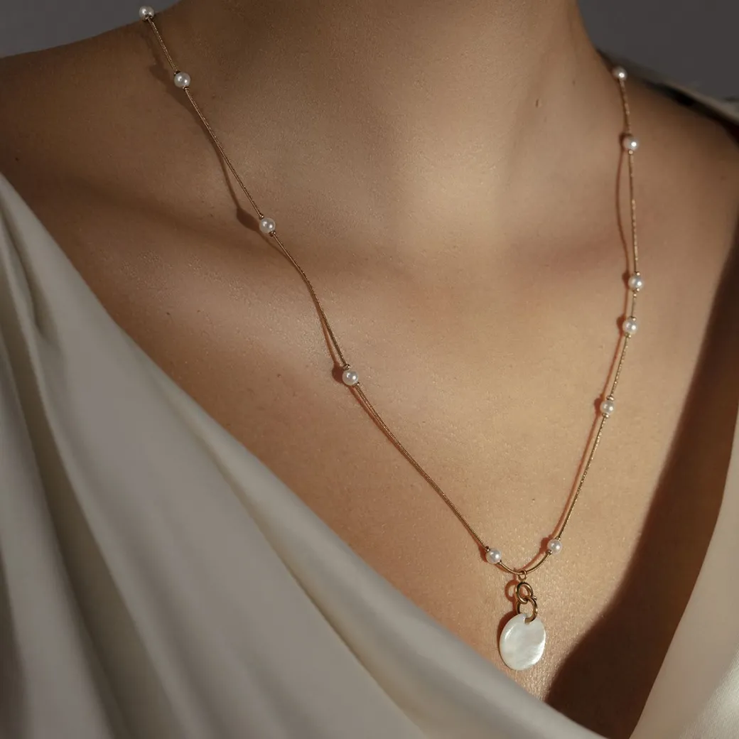 Naszyjnik Pearls z medalikiem z masy perłowej pozłacany^Lilou Discount