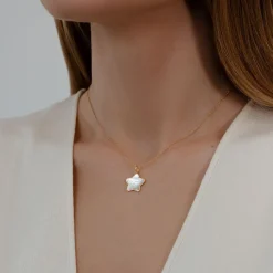 Naszyjnik z gwiazdką z masy perłowej w ramce ze złota próby 585^Lilou Fashion