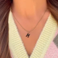 Naszyjnik z literką M z czarną emalią^Lilou Hot