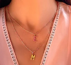 Naszyjnik z literką z różową emalią pozłacany^Lilou Fashion