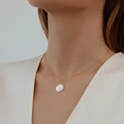 Naszyjnik z medalikiem z masy perłowej w ramce ze złota próby 585^Lilou Fashion