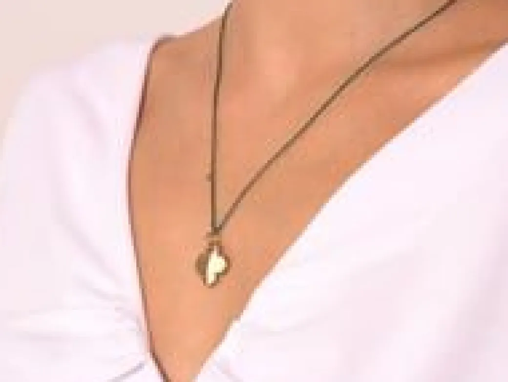 Naszyjnik z pozłacaną okragłą koniczynką na grubym zielonym sznurku premium^Lilou Fashion