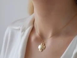 Naszyjnik z pozłacaną okrągłą koniczynką 2,7 cm na cienkim klasycznym łańcuszku^Lilou Fashion