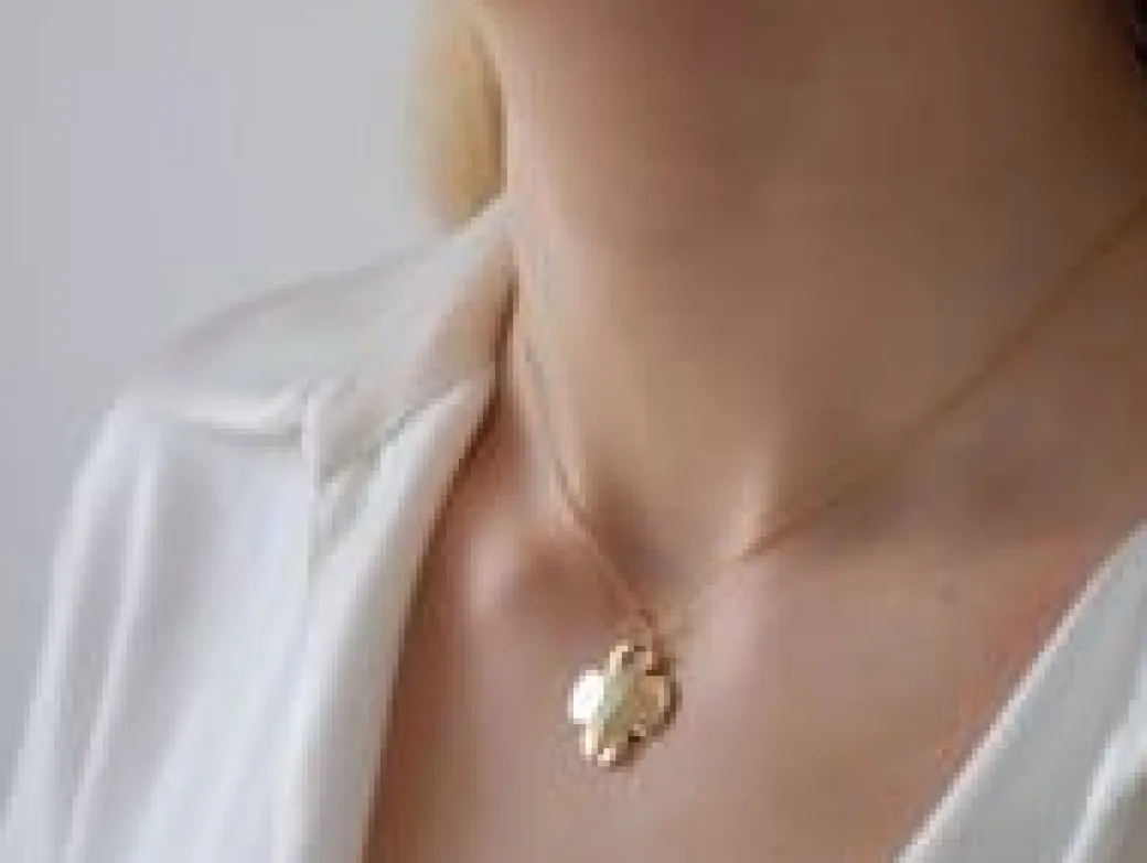 Naszyjnik z pozłacaną okrągłą koniczynką 2,7 cm na cienkim klasycznym łańcuszku^Lilou Fashion