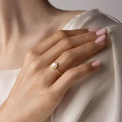 Pierścionek ze złota próby 375 w kształcie owalu z cyrkoniami^Lilou Fashion