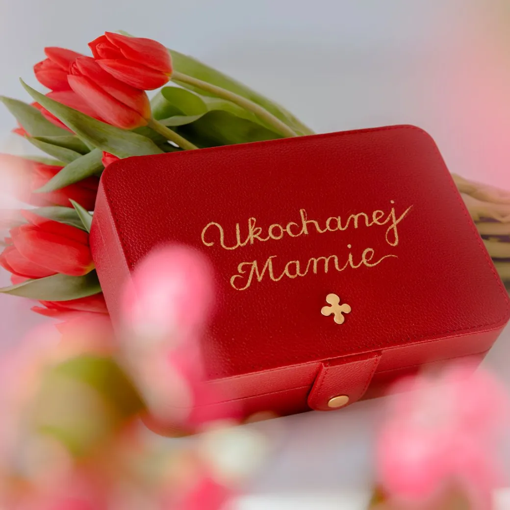 Szkatułka na biżuterię w kolorze czerwonym z ręcznie malowanym napisem^Lilou New